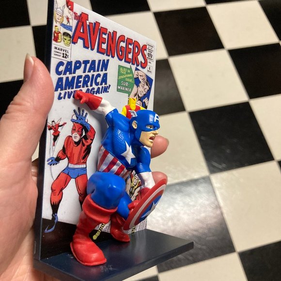 NIB Pair of Marvel Avengers 3D Loot Crate Comic Standees Hulk & Captain America - Picture 11 of 15